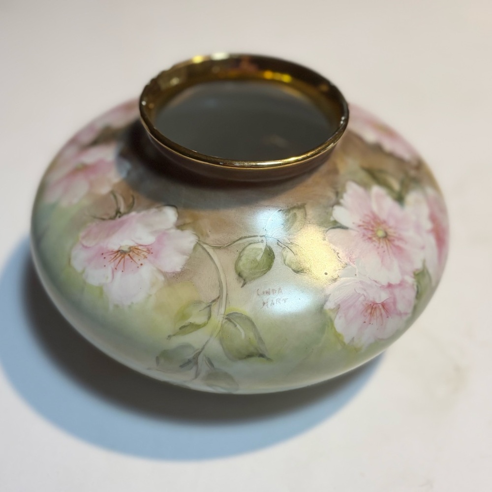 Hand painted Flat Floral Vase gold trim signed Linda Hart - Picture 10 of 11